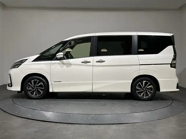 日産 セレナ e－パワー ハイウェイスター V 愛媛県 2020(令2)年 1.4万km ブリリアントホワイトパール ・10型ナビ（フルセグＴＶ・ＢＴ・ＳＤ・ＦＭ・ＡＭ・ＣＤ・ＤＶＤ）/・全方位カメラ　/・１１型後席モニター　/・前後ドラレコ　/・ＥＴＣ　/・両側電動ドア　/・衝突軽減ブレーキ　/・レーダークルーズコントロール　/・レーンキープアシスト