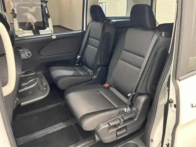 日産 セレナ e－パワー ハイウェイスター V 愛媛県 2020(令2)年 1.4万km ブリリアントホワイトパール ・10型ナビ（フルセグＴＶ・ＢＴ・ＳＤ・ＦＭ・ＡＭ・ＣＤ・ＤＶＤ）/・全方位カメラ　/・１１型後席モニター　/・前後ドラレコ　/・ＥＴＣ　/・両側電動ドア　/・衝突軽減ブレーキ　/・レーダークルーズコントロール　/・レーンキープアシスト