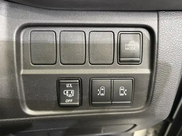 日産 セレナ e－パワー ハイウェイスター V 愛媛県 2020(令2)年 1.4万km ブリリアントホワイトパール ・10型ナビ（フルセグＴＶ・ＢＴ・ＳＤ・ＦＭ・ＡＭ・ＣＤ・ＤＶＤ）/・全方位カメラ　/・１１型後席モニター　/・前後ドラレコ　/・ＥＴＣ　/・両側電動ドア　/・衝突軽減ブレーキ　/・レーダークルーズコントロール　/・レーンキープアシスト
