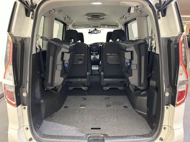 日産 セレナ e－パワー ハイウェイスター V 愛媛県 2020(令2)年 1.4万km ブリリアントホワイトパール ・10型ナビ（フルセグＴＶ・ＢＴ・ＳＤ・ＦＭ・ＡＭ・ＣＤ・ＤＶＤ）/・全方位カメラ　/・１１型後席モニター　/・前後ドラレコ　/・ＥＴＣ　/・両側電動ドア　/・衝突軽減ブレーキ　/・レーダークルーズコントロール　/・レーンキープアシスト