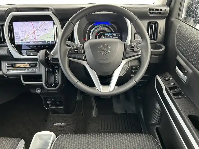 スズキ ハスラー HYBRID X 福岡県 2022(令4)年 0.1万km ブルーイッシュブラックパール3 ワンオーナー/純正9インチメモリナビ/(AM/FM/CD/DVD/スマートフォン連携/Bluetooth/フルセグTV)/サイド/バックカメラ/全方位モニター/スズキセーフティサポート/・デュアルカメラブレーキサポート/・リヤパーキングセンサー/・アダプティブクルーズコントロール/・車線逸脱警報機能/・誤発進抑制機能/・ふらつき警告機能/・先行車発進お知らせ機能/・ハイビームアシスト/オートライト/クリアランスソナー/コーナーセンサー/アイドリングストップ/純正15インチアルミホイール/シートヒーター(D/N)/ドライブレコーダー【HDR361GW】/360度メインカメラ、リアカメラ搭載/USB端子×3/電源ソケット×1/シートバックテーブル/純正フロアマット/革巻きステアリング/ドアバイザー/電格ウィンカーミラー/スペアキー×1/保証書/取扱説明書