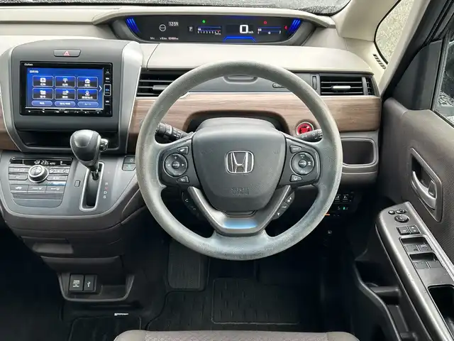 ホンダ フリード G ホンダセンシング 千葉県 2020(令2)年 2.5万km クリスタルブラックパール 純正メモリナビ/(フルセグTV/BT/CD/DVD/FM/AM)/バックカメラ/ドライブレコーダー前後/衝突被害軽減システム/車線逸脱警報/レーダークルーズコントロール/両側パワースライドドア/横滑り防止装置/ビルトインETC/アイドリングストップ/フォグランプ/オートライト/ウィンカーミラー/電動格納ミラー/シートリフター/プッシュスタート/スマートキー/フロアマット/スペアキー