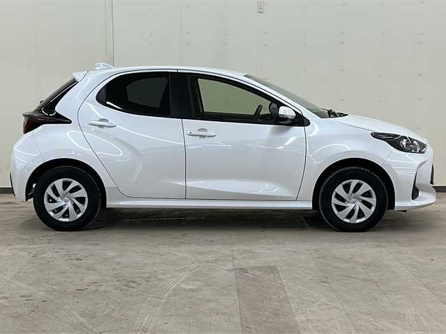 トヨタ ヤリス X 道央・札幌 2023(令5)年 1.4万km プラチナホワイトパールマイカ /4WD//寒冷地仕様//社外メモリナビ(FM/AM/BT/AUX)//バックカメラ//レーダークルーズコントロール//ETC//オートライト//オートハイビーム//PCS//RSA//LTA//プッシュスタート//スマートキー//積み込みスタッドレスタイヤ社外AW（新品）