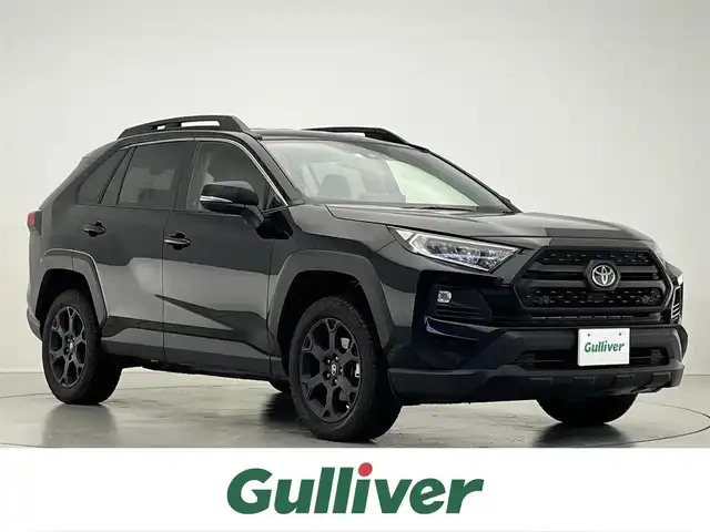 トヨタ ＲＡＶ４ アドベンチャー オフロードPKGⅡ 滋賀県 2023(令5)年 1万km アティチュードブラックマイカ 禁煙車/トヨタセーフティセンス/・プリクラッシュセーフティ/・レーントレーシングアシスト/・レーダークルーズコントロール/・オートマチックハイビーム/・ロードサインアシスト/クリアランスソナー/ブラインドスポットモニター/パーキングブレーキアシスト/デジタルインナーミラー/純正10.5インチディスプレイオーディオ（ナビ機能付き）/・Bluetooth/・USB/・フルセグTV/・スマートフォン連携/・MIRACAST/ビルトインETC2.0/前席シートヒーター/前席シートベンチレーション/レザーシート/運転席パワーシート（メモリー機能付き）/純正フロアゴムマット/左右独立フルオートエアコン/本革巻きステアリング/ステアリングスイッチ/ステアリングヒーター/LEDヘッドランプ/LEDフォグランプ/プッシュエンジンスタート/スマートキー/スペアキー