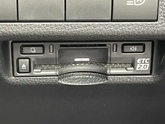 トヨタ ＲＡＶ４ アドベンチャー オフロードPKGⅡ 滋賀県 2023(令5)年 1万km アティチュードブラックマイカ 禁煙車/トヨタセーフティセンス/・プリクラッシュセーフティ/・レーントレーシングアシスト/・レーダークルーズコントロール/・オートマチックハイビーム/・ロードサインアシスト/クリアランスソナー/ブラインドスポットモニター/パーキングブレーキアシスト/デジタルインナーミラー/純正10.5インチディスプレイオーディオ（ナビ機能付き）/・Bluetooth/・USB/・フルセグTV/・スマートフォン連携/・MIRACAST/ビルトインETC2.0/前席シートヒーター/前席シートベンチレーション/レザーシート/運転席パワーシート（メモリー機能付き）/純正フロアゴムマット/左右独立フルオートエアコン/本革巻きステアリング/ステアリングスイッチ/ステアリングヒーター/LEDヘッドランプ/LEDフォグランプ/プッシュエンジンスタート/スマートキー/スペアキー