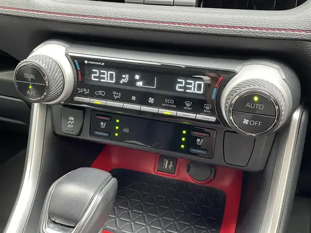 トヨタ ＲＡＶ４ アドベンチャー オフロードPKGⅡ 滋賀県 2023(令5)年 1万km アティチュードブラックマイカ 禁煙車/トヨタセーフティセンス/・プリクラッシュセーフティ/・レーントレーシングアシスト/・レーダークルーズコントロール/・オートマチックハイビーム/・ロードサインアシスト/クリアランスソナー/ブラインドスポットモニター/パーキングブレーキアシスト/デジタルインナーミラー/純正10.5インチディスプレイオーディオ（ナビ機能付き）/・Bluetooth/・USB/・フルセグTV/・スマートフォン連携/・MIRACAST/ビルトインETC2.0/前席シートヒーター/前席シートベンチレーション/レザーシート/運転席パワーシート（メモリー機能付き）/純正フロアゴムマット/左右独立フルオートエアコン/本革巻きステアリング/ステアリングスイッチ/ステアリングヒーター/LEDヘッドランプ/LEDフォグランプ/プッシュエンジンスタート/スマートキー/スペアキー