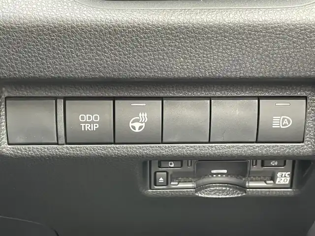 トヨタ ＲＡＶ４ アドベンチャー オフロードPKGⅡ 滋賀県 2023(令5)年 1万km アティチュードブラックマイカ 禁煙車/トヨタセーフティセンス/・プリクラッシュセーフティ/・レーントレーシングアシスト/・レーダークルーズコントロール/・オートマチックハイビーム/・ロードサインアシスト/クリアランスソナー/ブラインドスポットモニター/パーキングブレーキアシスト/デジタルインナーミラー/純正10.5インチディスプレイオーディオ（ナビ機能付き）/・Bluetooth/・USB/・フルセグTV/・スマートフォン連携/・MIRACAST/ビルトインETC2.0/前席シートヒーター/前席シートベンチレーション/レザーシート/運転席パワーシート（メモリー機能付き）/純正フロアゴムマット/左右独立フルオートエアコン/本革巻きステアリング/ステアリングスイッチ/ステアリングヒーター/LEDヘッドランプ/LEDフォグランプ/プッシュエンジンスタート/スマートキー/スペアキー