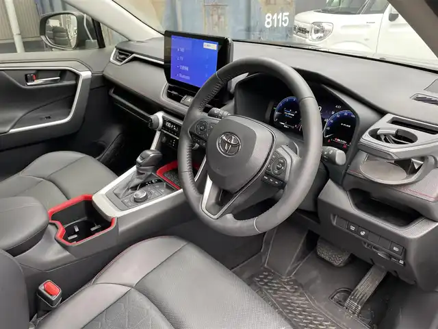 トヨタ ＲＡＶ４ アドベンチャー オフロードPKGⅡ 滋賀県 2023(令5)年 1万km アティチュードブラックマイカ 禁煙車/トヨタセーフティセンス/・プリクラッシュセーフティ/・レーントレーシングアシスト/・レーダークルーズコントロール/・オートマチックハイビーム/・ロードサインアシスト/クリアランスソナー/ブラインドスポットモニター/パーキングブレーキアシスト/デジタルインナーミラー/純正10.5インチディスプレイオーディオ（ナビ機能付き）/・Bluetooth/・USB/・フルセグTV/・スマートフォン連携/・MIRACAST/ビルトインETC2.0/前席シートヒーター/前席シートベンチレーション/レザーシート/運転席パワーシート（メモリー機能付き）/純正フロアゴムマット/左右独立フルオートエアコン/本革巻きステアリング/ステアリングスイッチ/ステアリングヒーター/LEDヘッドランプ/LEDフォグランプ/プッシュエンジンスタート/スマートキー/スペアキー