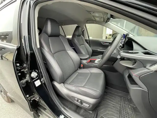 トヨタ ＲＡＶ４ アドベンチャー オフロードPKGⅡ 滋賀県 2023(令5)年 1万km アティチュードブラックマイカ 禁煙車/トヨタセーフティセンス/・プリクラッシュセーフティ/・レーントレーシングアシスト/・レーダークルーズコントロール/・オートマチックハイビーム/・ロードサインアシスト/クリアランスソナー/ブラインドスポットモニター/パーキングブレーキアシスト/デジタルインナーミラー/純正10.5インチディスプレイオーディオ（ナビ機能付き）/・Bluetooth/・USB/・フルセグTV/・スマートフォン連携/・MIRACAST/ビルトインETC2.0/前席シートヒーター/前席シートベンチレーション/レザーシート/運転席パワーシート（メモリー機能付き）/純正フロアゴムマット/左右独立フルオートエアコン/本革巻きステアリング/ステアリングスイッチ/ステアリングヒーター/LEDヘッドランプ/LEDフォグランプ/プッシュエンジンスタート/スマートキー/スペアキー