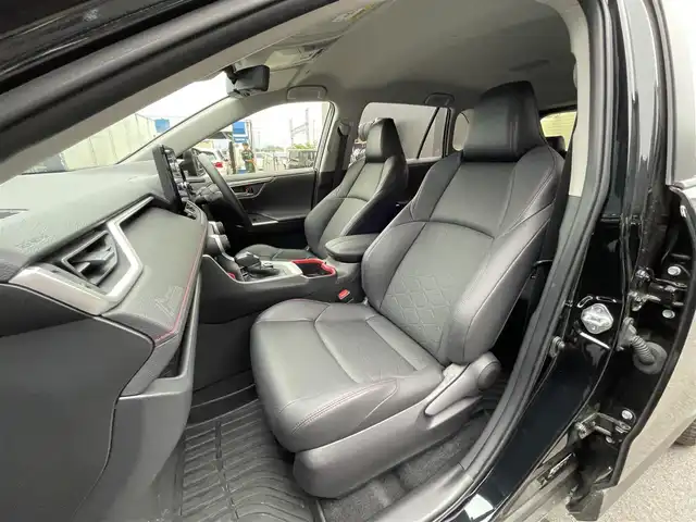 トヨタ ＲＡＶ４ アドベンチャー オフロードPKGⅡ 滋賀県 2023(令5)年 1万km アティチュードブラックマイカ 禁煙車/トヨタセーフティセンス/・プリクラッシュセーフティ/・レーントレーシングアシスト/・レーダークルーズコントロール/・オートマチックハイビーム/・ロードサインアシスト/クリアランスソナー/ブラインドスポットモニター/パーキングブレーキアシスト/デジタルインナーミラー/純正10.5インチディスプレイオーディオ（ナビ機能付き）/・Bluetooth/・USB/・フルセグTV/・スマートフォン連携/・MIRACAST/ビルトインETC2.0/前席シートヒーター/前席シートベンチレーション/レザーシート/運転席パワーシート（メモリー機能付き）/純正フロアゴムマット/左右独立フルオートエアコン/本革巻きステアリング/ステアリングスイッチ/ステアリングヒーター/LEDヘッドランプ/LEDフォグランプ/プッシュエンジンスタート/スマートキー/スペアキー
