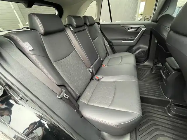 トヨタ ＲＡＶ４ アドベンチャー オフロードPKGⅡ 滋賀県 2023(令5)年 1万km アティチュードブラックマイカ 禁煙車/トヨタセーフティセンス/・プリクラッシュセーフティ/・レーントレーシングアシスト/・レーダークルーズコントロール/・オートマチックハイビーム/・ロードサインアシスト/クリアランスソナー/ブラインドスポットモニター/パーキングブレーキアシスト/デジタルインナーミラー/純正10.5インチディスプレイオーディオ（ナビ機能付き）/・Bluetooth/・USB/・フルセグTV/・スマートフォン連携/・MIRACAST/ビルトインETC2.0/前席シートヒーター/前席シートベンチレーション/レザーシート/運転席パワーシート（メモリー機能付き）/純正フロアゴムマット/左右独立フルオートエアコン/本革巻きステアリング/ステアリングスイッチ/ステアリングヒーター/LEDヘッドランプ/LEDフォグランプ/プッシュエンジンスタート/スマートキー/スペアキー
