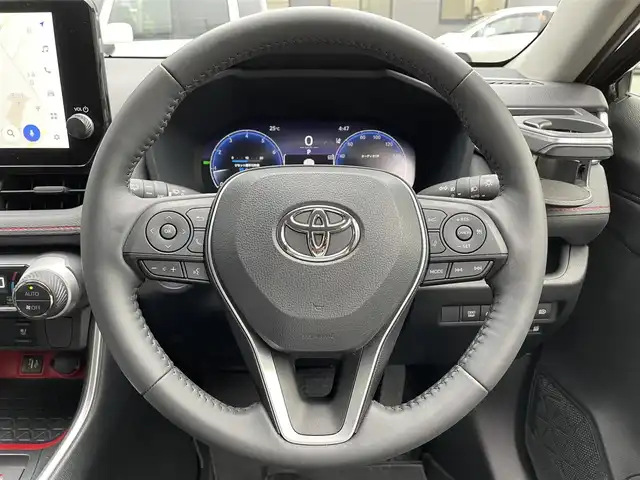 トヨタ ＲＡＶ４ アドベンチャー オフロードPKGⅡ 滋賀県 2023(令5)年 1万km アティチュードブラックマイカ 禁煙車/トヨタセーフティセンス/・プリクラッシュセーフティ/・レーントレーシングアシスト/・レーダークルーズコントロール/・オートマチックハイビーム/・ロードサインアシスト/クリアランスソナー/ブラインドスポットモニター/パーキングブレーキアシスト/デジタルインナーミラー/純正10.5インチディスプレイオーディオ（ナビ機能付き）/・Bluetooth/・USB/・フルセグTV/・スマートフォン連携/・MIRACAST/ビルトインETC2.0/前席シートヒーター/前席シートベンチレーション/レザーシート/運転席パワーシート（メモリー機能付き）/純正フロアゴムマット/左右独立フルオートエアコン/本革巻きステアリング/ステアリングスイッチ/ステアリングヒーター/LEDヘッドランプ/LEDフォグランプ/プッシュエンジンスタート/スマートキー/スペアキー
