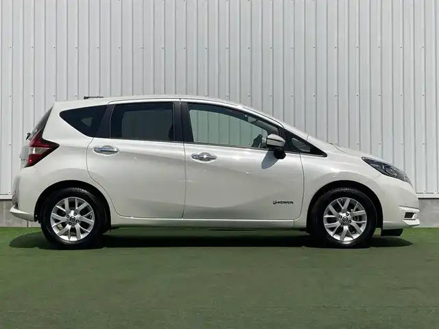 日産 ノート e－パワー X 香川県 2019(令1)年 3.3万km ブリリアントホワイトパール 純正メモリナビ/ （フルセグTV/Bluetooth）/インテリジェントアラウンドビューモニター/ETC/デジタルインナーミラー/レーダークルーズコントロール/エマージェンシーブレーキ/レーンアシスト/横滑り防止機能/純正15インチアルミホイール/スマートキー/オートライト/クリアランスソナー/純正フロアマット