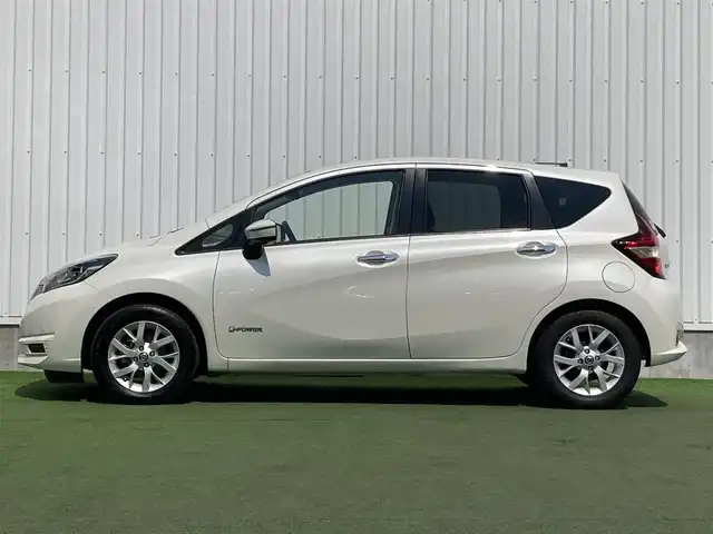 日産 ノート e－パワー X 香川県 2019(令1)年 3.3万km ブリリアントホワイトパール 純正メモリナビ/ （フルセグTV/Bluetooth）/インテリジェントアラウンドビューモニター/ETC/デジタルインナーミラー/レーダークルーズコントロール/エマージェンシーブレーキ/レーンアシスト/横滑り防止機能/純正15インチアルミホイール/スマートキー/オートライト/クリアランスソナー/純正フロアマット
