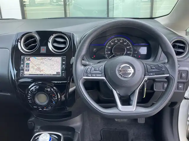 日産 ノート e－パワー X 香川県 2019(令1)年 3.3万km ブリリアントホワイトパール 純正メモリナビ/ （フルセグTV/Bluetooth）/インテリジェントアラウンドビューモニター/ETC/デジタルインナーミラー/レーダークルーズコントロール/エマージェンシーブレーキ/レーンアシスト/横滑り防止機能/純正15インチアルミホイール/スマートキー/オートライト/クリアランスソナー/純正フロアマット