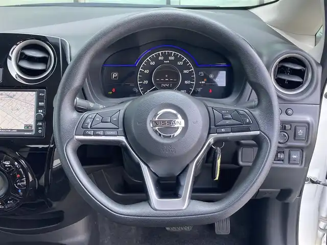 日産 ノート e－パワー X 香川県 2019(令1)年 3.3万km ブリリアントホワイトパール 純正メモリナビ/ （フルセグTV/Bluetooth）/インテリジェントアラウンドビューモニター/ETC/デジタルインナーミラー/レーダークルーズコントロール/エマージェンシーブレーキ/レーンアシスト/横滑り防止機能/純正15インチアルミホイール/スマートキー/オートライト/クリアランスソナー/純正フロアマット