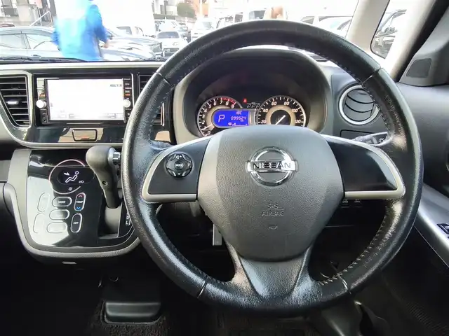 日産 デイズ ルークス ハイウェイスターX Gパッケージ 熊本県 2016(平28)年 10万km スパークリングレッド/ブラック 純正ナビ/【フルセグTV/Bluetooth/CD/DVD】/全周囲/バックカメラ/両側パワースライドドア/衝突軽減防止装置/オートライト/ウィンカーミラー/革巻きステアリング/ステアリングスイッチ/純正15インチAW/プッシュスタート/スマートキー/ETC/純正フロアマット/ベンチシート/アイドリングストップ/横滑り防止装置