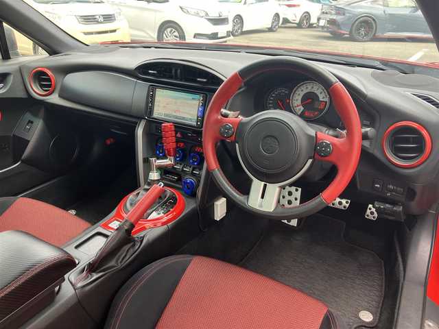 トヨタ ８６ GT 三重県 2013(平25)年 9.7万km ライトニングレッド 柿本２本出しマフラー/サブウーハー(カロッツェリア)　/♪社外SDナビ　/　・Bluetooth・SD録音/　・フルセグ・CD/DVD再生/♪バックカメラ/♪スマートキー/♪プッシュスタート/♪HIDヘッドライト/♪フォグライト /♪オートライト/♪スロットコントローラー/♪純正17インチAW/♪革巻ステアリング/♪パドルシフト/♪社外シフトノブ(純正あり)/♪フロアマット/♪ドアバイザー/♪横滑り防止機能/♪ライトレベリング/♪サイド/カーテンエアバック