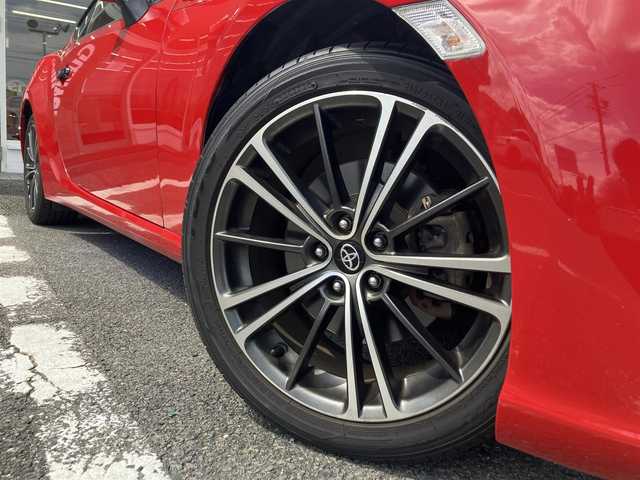 トヨタ ８６ GT 三重県 2013(平25)年 9.7万km ライトニングレッド 柿本２本出しマフラー/サブウーハー(カロッツェリア)　/♪社外SDナビ　/　・Bluetooth・SD録音/　・フルセグ・CD/DVD再生/♪バックカメラ/♪スマートキー/♪プッシュスタート/♪HIDヘッドライト/♪フォグライト /♪オートライト/♪スロットコントローラー/♪純正17インチAW/♪革巻ステアリング/♪パドルシフト/♪社外シフトノブ(純正あり)/♪フロアマット/♪ドアバイザー/♪横滑り防止機能/♪ライトレベリング/♪サイド/カーテンエアバック