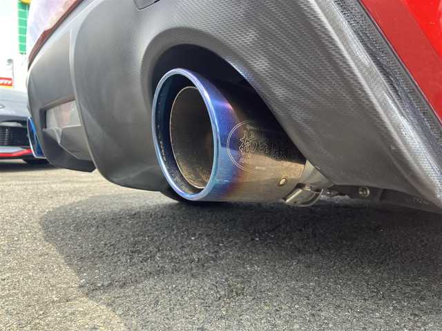 トヨタ ８６ GT 三重県 2013(平25)年 9.7万km ライトニングレッド 柿本２本出しマフラー/サブウーハー(カロッツェリア)　/♪社外SDナビ　/　・Bluetooth・SD録音/　・フルセグ・CD/DVD再生/♪バックカメラ/♪スマートキー/♪プッシュスタート/♪HIDヘッドライト/♪フォグライト /♪オートライト/♪スロットコントローラー/♪純正17インチAW/♪革巻ステアリング/♪パドルシフト/♪社外シフトノブ(純正あり)/♪フロアマット/♪ドアバイザー/♪横滑り防止機能/♪ライトレベリング/♪サイド/カーテンエアバック