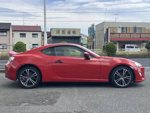 トヨタ ８６ GT 三重県 2013(平25)年 9.7万km ライトニングレッド 柿本２本出しマフラー/サブウーハー(カロッツェリア)　/♪社外SDナビ　/　・Bluetooth・SD録音/　・フルセグ・CD/DVD再生/♪バックカメラ/♪スマートキー/♪プッシュスタート/♪HIDヘッドライト/♪フォグライト /♪オートライト/♪スロットコントローラー/♪純正17インチAW/♪革巻ステアリング/♪パドルシフト/♪社外シフトノブ(純正あり)/♪フロアマット/♪ドアバイザー/♪横滑り防止機能/♪ライトレベリング/♪サイド/カーテンエアバック