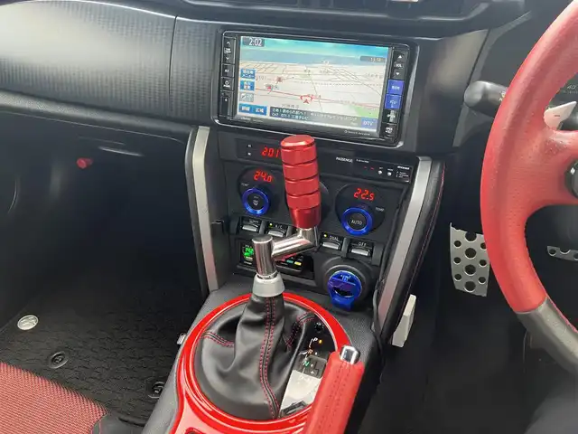 トヨタ ８６ GT 三重県 2013(平25)年 9.7万km ライトニングレッド 柿本２本出しマフラー/サブウーハー(カロッツェリア)　/♪社外SDナビ　/　・Bluetooth・SD録音/　・フルセグ・CD/DVD再生/♪バックカメラ/♪スマートキー/♪プッシュスタート/♪HIDヘッドライト/♪フォグライト /♪オートライト/♪スロットコントローラー/♪純正17インチAW/♪革巻ステアリング/♪パドルシフト/♪社外シフトノブ(純正あり)/♪フロアマット/♪ドアバイザー/♪横滑り防止機能/♪ライトレベリング/♪サイド/カーテンエアバック