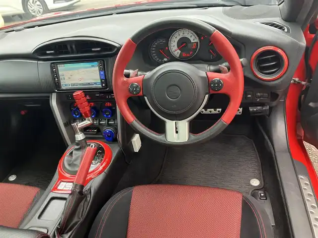 トヨタ ８６ GT 三重県 2013(平25)年 9.7万km ライトニングレッド 柿本２本出しマフラー/サブウーハー(カロッツェリア)　/♪社外SDナビ　/　・Bluetooth・SD録音/　・フルセグ・CD/DVD再生/♪バックカメラ/♪スマートキー/♪プッシュスタート/♪HIDヘッドライト/♪フォグライト /♪オートライト/♪スロットコントローラー/♪純正17インチAW/♪革巻ステアリング/♪パドルシフト/♪社外シフトノブ(純正あり)/♪フロアマット/♪ドアバイザー/♪横滑り防止機能/♪ライトレベリング/♪サイド/カーテンエアバック