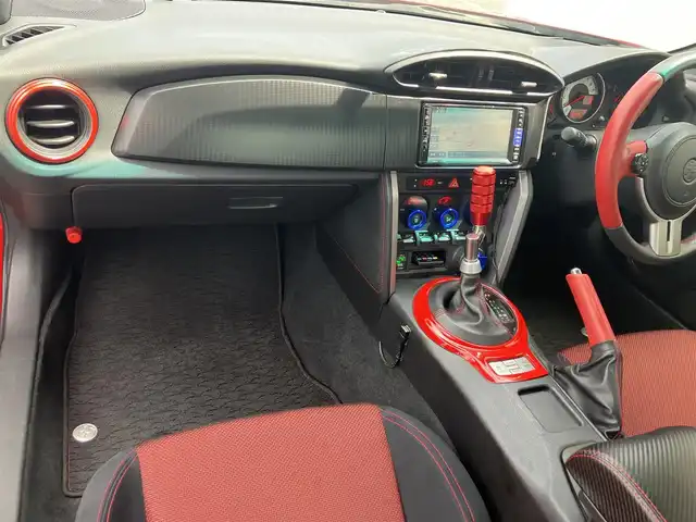 トヨタ ８６ GT 三重県 2013(平25)年 9.7万km ライトニングレッド 柿本２本出しマフラー/サブウーハー(カロッツェリア)　/♪社外SDナビ　/　・Bluetooth・SD録音/　・フルセグ・CD/DVD再生/♪バックカメラ/♪スマートキー/♪プッシュスタート/♪HIDヘッドライト/♪フォグライト /♪オートライト/♪スロットコントローラー/♪純正17インチAW/♪革巻ステアリング/♪パドルシフト/♪社外シフトノブ(純正あり)/♪フロアマット/♪ドアバイザー/♪横滑り防止機能/♪ライトレベリング/♪サイド/カーテンエアバック