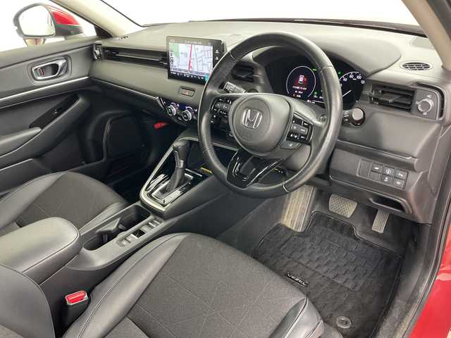 ホンダ ヴェゼル ハイブリッド e:HEV Z 道央・札幌 2021(令3)年 1.2万km プレミアムクリスタルレッドM ・4WD/・寒冷地仕様/・純正ナビ&BT&TV&USB/・バックカメラ/・パワーバックドア/・Honda　SENSING/・レーダークルーズコントロール/・ブラインドスポットモニター/・ハーフレザー/・前席シートヒーター/・ステアリングヒーター/・ドアミラーヒーター/・ビルトインETC2.0/・ワイヤレス充電/・LEDヘッドライト/・オートライト/・スマートキー/・スペアキー/・純正18インチAW/・純正AW付スタッドレス積載