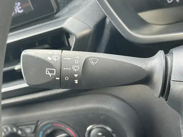 トヨタ ライズ XS 愛知県 2021(令3)年 3.6万km シャイニングホワイトパール ワンオーナー/メーカーオプション7型ナビ【Bluetooth フルセグ USB】/バックカメラ/ビルトインETC/ドライブレコーダー/トヨタセーフティセンス/・衝突軽減/・レーンキープアシスト/・オートマチックハイビーム/オートライト/LEDヘッドライト/ヘッドライトレベライザー/アイドリングストップ/クリアランスソナー/純正ドアバイザー/純正フロアマット/スマートキー【スペア1本】/保証書/禁煙車