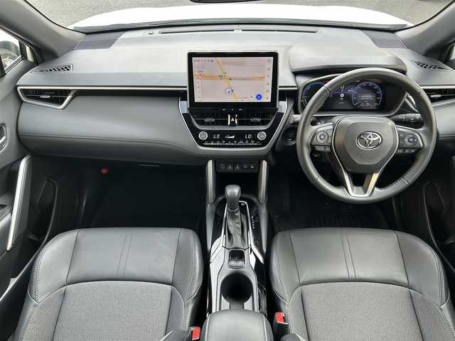 トヨタ カローラ クロス ハイブリッド Z 福岡県 2023(令5)年 1.7万km パール ワンオーナー/純正メーカーナビ（AM/FM/BT/フルセグTV）/運転席パワーシート/ブラインドスポットモニター/前席シートヒーター/バックカメラ/アラウンドビューモニター/ルーフレール/ETC2.0/前後ドライブレコーダー/電動リアゲート/クリアランスソナー/RCTA（リヤクロストラフィックアラート）/RSA（ロードサインアシスト）/PDA（プロアクティブドライビングアシスト）/オートライト/オートマチックハイビーム/純正18インチアルミホイール/社外フロアマット（clazzio)/スペアキー×１/保証書/取扱説明書