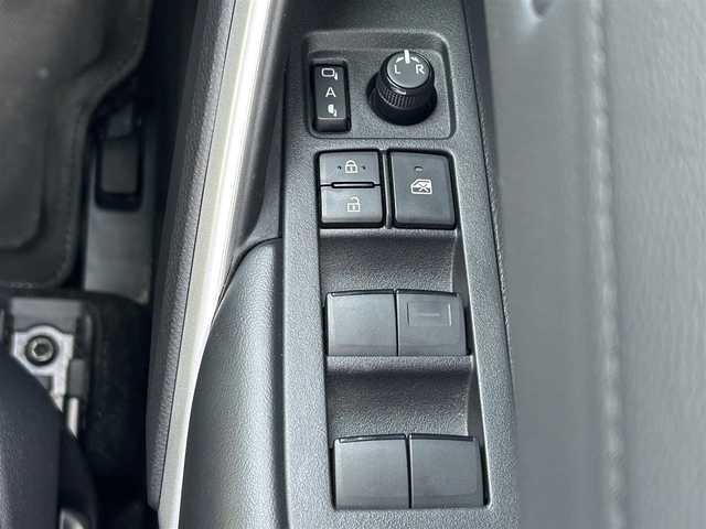 トヨタ カローラ クロス ハイブリッド Z 福岡県 2023(令5)年 1.7万km パール ワンオーナー/純正メーカーナビ（AM/FM/BT/フルセグTV）/運転席パワーシート/ブラインドスポットモニター/前席シートヒーター/バックカメラ/アラウンドビューモニター/ルーフレール/ETC2.0/前後ドライブレコーダー/電動リアゲート/クリアランスソナー/RCTA（リヤクロストラフィックアラート）/RSA（ロードサインアシスト）/PDA（プロアクティブドライビングアシスト）/オートライト/オートマチックハイビーム/純正18インチアルミホイール/社外フロアマット（clazzio)/スペアキー×１/保証書/取扱説明書