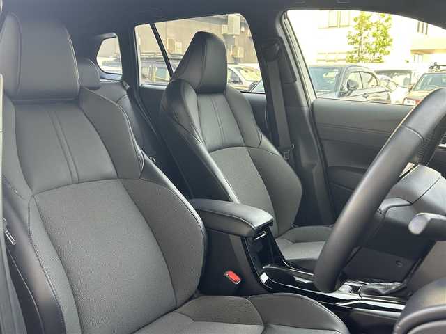 トヨタ カローラ クロス ハイブリッド Z 福岡県 2023(令5)年 1.7万km パール ワンオーナー/純正メーカーナビ（AM/FM/BT/フルセグTV）/運転席パワーシート/ブラインドスポットモニター/前席シートヒーター/バックカメラ/アラウンドビューモニター/ルーフレール/ETC2.0/前後ドライブレコーダー/電動リアゲート/クリアランスソナー/RCTA（リヤクロストラフィックアラート）/RSA（ロードサインアシスト）/PDA（プロアクティブドライビングアシスト）/オートライト/オートマチックハイビーム/純正18インチアルミホイール/社外フロアマット（clazzio)/スペアキー×１/保証書/取扱説明書