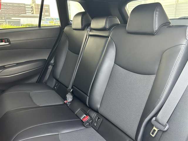 トヨタ カローラ クロス ハイブリッド Z 福岡県 2023(令5)年 1.7万km パール ワンオーナー/純正メーカーナビ（AM/FM/BT/フルセグTV）/運転席パワーシート/ブラインドスポットモニター/前席シートヒーター/バックカメラ/アラウンドビューモニター/ルーフレール/ETC2.0/前後ドライブレコーダー/電動リアゲート/クリアランスソナー/RCTA（リヤクロストラフィックアラート）/RSA（ロードサインアシスト）/PDA（プロアクティブドライビングアシスト）/オートライト/オートマチックハイビーム/純正18インチアルミホイール/社外フロアマット（clazzio)/スペアキー×１/保証書/取扱説明書
