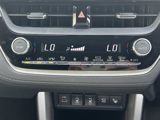 トヨタ カローラ クロス ハイブリッド Z 福岡県 2023(令5)年 1.7万km パール ワンオーナー/純正メーカーナビ（AM/FM/BT/フルセグTV）/運転席パワーシート/ブラインドスポットモニター/前席シートヒーター/バックカメラ/アラウンドビューモニター/ルーフレール/ETC2.0/前後ドライブレコーダー/電動リアゲート/クリアランスソナー/RCTA（リヤクロストラフィックアラート）/RSA（ロードサインアシスト）/PDA（プロアクティブドライビングアシスト）/オートライト/オートマチックハイビーム/純正18インチアルミホイール/社外フロアマット（clazzio)/スペアキー×１/保証書/取扱説明書