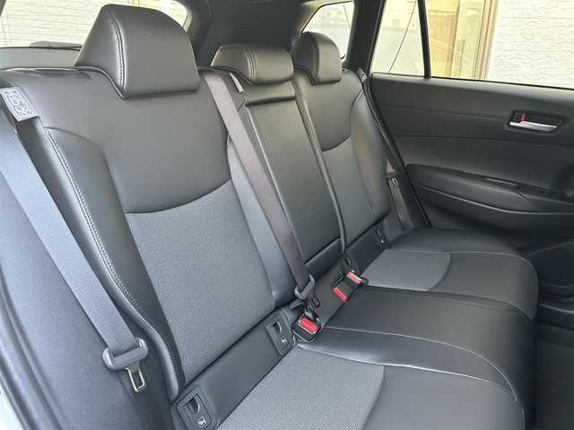 トヨタ カローラ クロス ハイブリッド Z 福岡県 2023(令5)年 1.7万km パール ワンオーナー/純正メーカーナビ（AM/FM/BT/フルセグTV）/運転席パワーシート/ブラインドスポットモニター/前席シートヒーター/バックカメラ/アラウンドビューモニター/ルーフレール/ETC2.0/前後ドライブレコーダー/電動リアゲート/クリアランスソナー/RCTA（リヤクロストラフィックアラート）/RSA（ロードサインアシスト）/PDA（プロアクティブドライビングアシスト）/オートライト/オートマチックハイビーム/純正18インチアルミホイール/社外フロアマット（clazzio)/スペアキー×１/保証書/取扱説明書