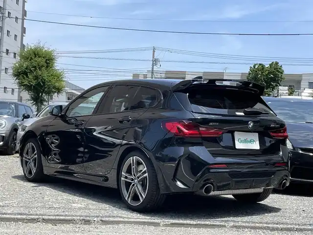 ＢＭＷ Ｍ１３５ｉ xDrive 富山県 2020(令2)年 1.2万km サファイアブラックP 登録時走行距離12017km/ワンオーナー/4WD/ターボ/純正HDDナビ/（Bluetooth/ScreenMirroring）/バックカメラ/ミラー一体型ETC/前後ドライブレコーダー/置くだけ充電/パワーバックドア/・トランクフットオープナー/デビューパッケージ/アルカンターラコンビシート/前席パワーシート/前席シートヒーター/BMW360°SAFETY/・アクティブ・クルーズ・コントロール/・衝突回避・被害軽減ブレーキ（事故回避アシスト付）/・レーン・ディパーチャー・ウォーニング/・クロス・トラフィック・ウォーニング/・ヘッドアップ・ディスプレイ/・レーン・チェンジ・ウォーニング/・アクティブ・サイド・コリジョン・プロテクション/・前車接近警告機能/横滑り防止装置/オートライト/純正LEDヘッドライト/純正18インチルミホイール/スマートキー/スペアキー1本/保証書/取扱説明書
