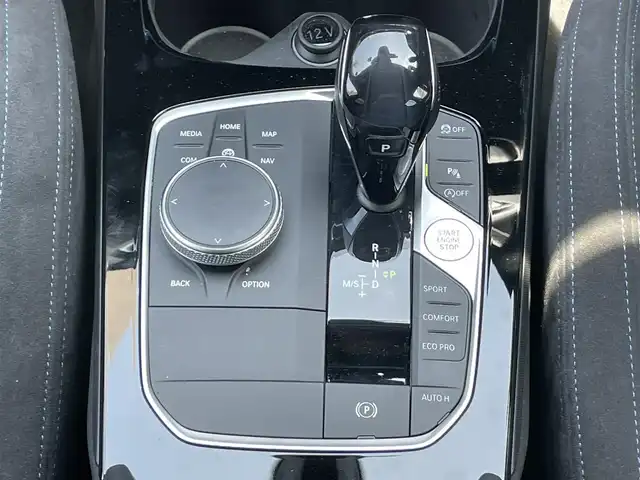 ＢＭＷ Ｍ１３５ｉ xDrive 富山県 2020(令2)年 1.2万km サファイアブラックP 登録時走行距離12017km/ワンオーナー/4WD/ターボ/純正HDDナビ/（Bluetooth/ScreenMirroring）/バックカメラ/ミラー一体型ETC/前後ドライブレコーダー/置くだけ充電/パワーバックドア/・トランクフットオープナー/デビューパッケージ/アルカンターラコンビシート/前席パワーシート/前席シートヒーター/BMW360°SAFETY/・アクティブ・クルーズ・コントロール/・衝突回避・被害軽減ブレーキ（事故回避アシスト付）/・レーン・ディパーチャー・ウォーニング/・クロス・トラフィック・ウォーニング/・ヘッドアップ・ディスプレイ/・レーン・チェンジ・ウォーニング/・アクティブ・サイド・コリジョン・プロテクション/・前車接近警告機能/横滑り防止装置/オートライト/純正LEDヘッドライト/純正18インチルミホイール/スマートキー/スペアキー1本/保証書/取扱説明書