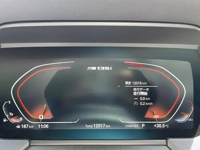 ＢＭＷ Ｍ１３５ｉ xDrive 富山県 2020(令2)年 1.2万km サファイアブラックP 登録時走行距離12017km/ワンオーナー/4WD/ターボ/純正HDDナビ/（Bluetooth/ScreenMirroring）/バックカメラ/ミラー一体型ETC/前後ドライブレコーダー/置くだけ充電/パワーバックドア/・トランクフットオープナー/デビューパッケージ/アルカンターラコンビシート/前席パワーシート/前席シートヒーター/BMW360°SAFETY/・アクティブ・クルーズ・コントロール/・衝突回避・被害軽減ブレーキ（事故回避アシスト付）/・レーン・ディパーチャー・ウォーニング/・クロス・トラフィック・ウォーニング/・ヘッドアップ・ディスプレイ/・レーン・チェンジ・ウォーニング/・アクティブ・サイド・コリジョン・プロテクション/・前車接近警告機能/横滑り防止装置/オートライト/純正LEDヘッドライト/純正18インチルミホイール/スマートキー/スペアキー1本/保証書/取扱説明書