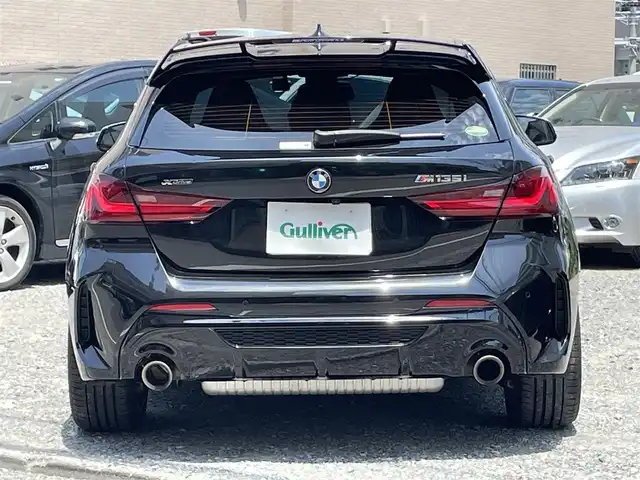 ＢＭＷ Ｍ１３５ｉ xDrive 富山県 2020(令2)年 1.2万km サファイアブラックP 登録時走行距離12017km/ワンオーナー/4WD/ターボ/純正HDDナビ/（Bluetooth/ScreenMirroring）/バックカメラ/ミラー一体型ETC/前後ドライブレコーダー/置くだけ充電/パワーバックドア/・トランクフットオープナー/デビューパッケージ/アルカンターラコンビシート/前席パワーシート/前席シートヒーター/BMW360°SAFETY/・アクティブ・クルーズ・コントロール/・衝突回避・被害軽減ブレーキ（事故回避アシスト付）/・レーン・ディパーチャー・ウォーニング/・クロス・トラフィック・ウォーニング/・ヘッドアップ・ディスプレイ/・レーン・チェンジ・ウォーニング/・アクティブ・サイド・コリジョン・プロテクション/・前車接近警告機能/横滑り防止装置/オートライト/純正LEDヘッドライト/純正18インチルミホイール/スマートキー/スペアキー1本/保証書/取扱説明書