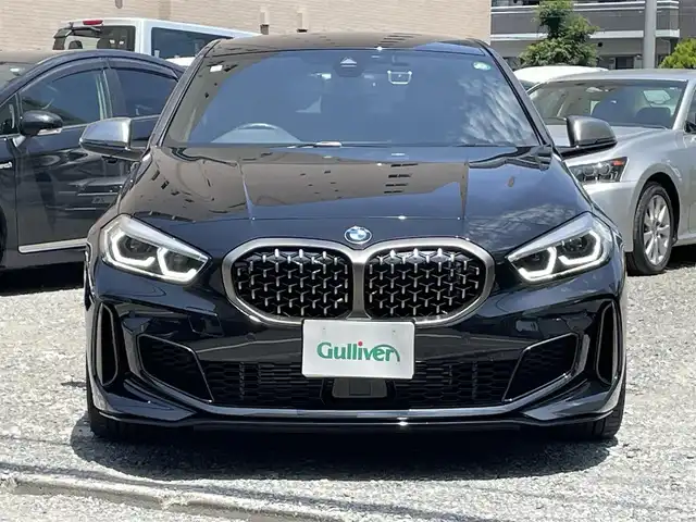 ＢＭＷ Ｍ１３５ｉ xDrive 富山県 2020(令2)年 1.2万km サファイアブラックP 登録時走行距離12017km/ワンオーナー/4WD/ターボ/純正HDDナビ/（Bluetooth/ScreenMirroring）/バックカメラ/ミラー一体型ETC/前後ドライブレコーダー/置くだけ充電/パワーバックドア/・トランクフットオープナー/デビューパッケージ/アルカンターラコンビシート/前席パワーシート/前席シートヒーター/BMW360°SAFETY/・アクティブ・クルーズ・コントロール/・衝突回避・被害軽減ブレーキ（事故回避アシスト付）/・レーン・ディパーチャー・ウォーニング/・クロス・トラフィック・ウォーニング/・ヘッドアップ・ディスプレイ/・レーン・チェンジ・ウォーニング/・アクティブ・サイド・コリジョン・プロテクション/・前車接近警告機能/横滑り防止装置/オートライト/純正LEDヘッドライト/純正18インチルミホイール/スマートキー/スペアキー1本/保証書/取扱説明書