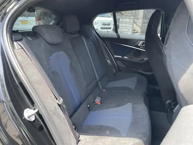 ＢＭＷ Ｍ１３５ｉ xDrive 富山県 2020(令2)年 1.2万km サファイアブラックP 登録時走行距離12017km/ワンオーナー/4WD/ターボ/純正HDDナビ/（Bluetooth/ScreenMirroring）/バックカメラ/ミラー一体型ETC/前後ドライブレコーダー/置くだけ充電/パワーバックドア/・トランクフットオープナー/デビューパッケージ/アルカンターラコンビシート/前席パワーシート/前席シートヒーター/BMW360°SAFETY/・アクティブ・クルーズ・コントロール/・衝突回避・被害軽減ブレーキ（事故回避アシスト付）/・レーン・ディパーチャー・ウォーニング/・クロス・トラフィック・ウォーニング/・ヘッドアップ・ディスプレイ/・レーン・チェンジ・ウォーニング/・アクティブ・サイド・コリジョン・プロテクション/・前車接近警告機能/横滑り防止装置/オートライト/純正LEDヘッドライト/純正18インチルミホイール/スマートキー/スペアキー1本/保証書/取扱説明書