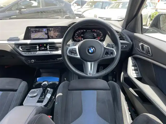 ＢＭＷ Ｍ１３５ｉ xDrive 富山県 2020(令2)年 1.2万km サファイアブラックP 登録時走行距離12017km/ワンオーナー/4WD/ターボ/純正HDDナビ/（Bluetooth/ScreenMirroring）/バックカメラ/ミラー一体型ETC/前後ドライブレコーダー/置くだけ充電/パワーバックドア/・トランクフットオープナー/デビューパッケージ/アルカンターラコンビシート/前席パワーシート/前席シートヒーター/BMW360°SAFETY/・アクティブ・クルーズ・コントロール/・衝突回避・被害軽減ブレーキ（事故回避アシスト付）/・レーン・ディパーチャー・ウォーニング/・クロス・トラフィック・ウォーニング/・ヘッドアップ・ディスプレイ/・レーン・チェンジ・ウォーニング/・アクティブ・サイド・コリジョン・プロテクション/・前車接近警告機能/横滑り防止装置/オートライト/純正LEDヘッドライト/純正18インチルミホイール/スマートキー/スペアキー1本/保証書/取扱説明書
