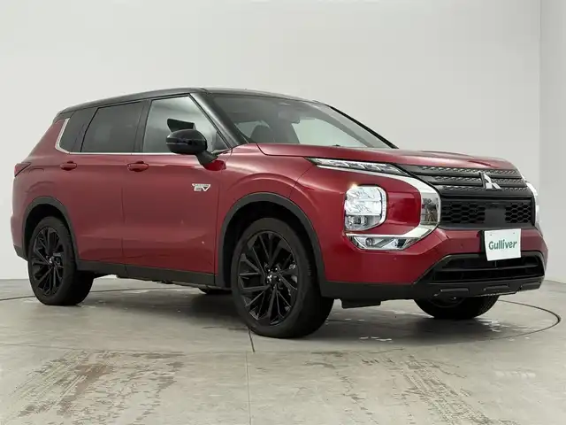 三菱 アウトランダー ＰＨＥＶ ブラックエディション 愛知県 2022(令4)年 0.4万km 赤 4WD/e-Assist/　オートマチックハイビーム/　・衝突被害軽減ブレーキ/　・車線逸脱警報機能/　・ふらつき警報/マイパイロット/　・レーダークルーズコントロール/　・車線維持支援機能/純正12.3インチHDDナビ/　・Bluetoot/　・フルセグTV/　・AppleCarplay/　・AndroidAuto/マルチアラウンドモニター/ビルトインETC2.0/革巻きステアリング/ステアリングヒーター/ステアリングリモコン/パドルシフト/ハーフレザーシート/シートヒーター/パワーシート/パワーバックドア/AC100V/置くだけ充電/純正LEDヘッドライト/フォグランプ/純正20インチAW