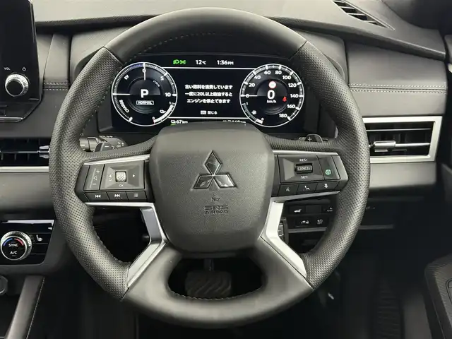 三菱 アウトランダー ＰＨＥＶ ブラックエディション 愛知県 2022(令4)年 0.4万km 赤 4WD/e-Assist/　オートマチックハイビーム/　・衝突被害軽減ブレーキ/　・車線逸脱警報機能/　・ふらつき警報/マイパイロット/　・レーダークルーズコントロール/　・車線維持支援機能/純正12.3インチHDDナビ/　・Bluetoot/　・フルセグTV/　・AppleCarplay/　・AndroidAuto/マルチアラウンドモニター/ビルトインETC2.0/革巻きステアリング/ステアリングヒーター/ステアリングリモコン/パドルシフト/ハーフレザーシート/シートヒーター/パワーシート/パワーバックドア/AC100V/置くだけ充電/純正LEDヘッドライト/フォグランプ/純正20インチAW