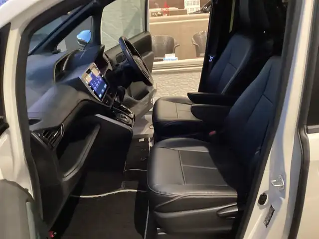 トヨタ ヴォクシー ZS 煌 愛知県 2019(平31)年 5万km ホワイトパールクリスタルシャイン ワンオーナー /純正SDナビ　/フルセグ　/後席モニター　/前後ドラレコ　/ビルトインETC /クルーズコントロール　/スマートキー　/AHB /LDA /PCS /両側パワースライドドア　/バックカメラ　/LEDヘッド　