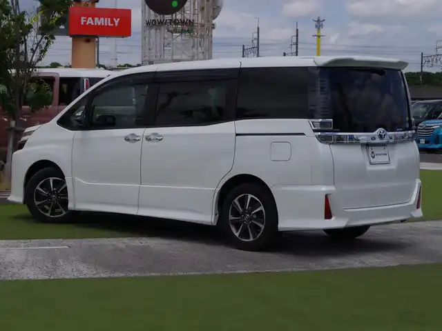 トヨタ ヴォクシー ZS 煌 千葉県 2018(平30)年 5.6万km ホワイトパールクリスタルシャイン ワンオーナー/Toyota Safety Sense/・プリクラッシュセーフティ/・レーンディパーチャーアラート/・オートハイビーム/クルーズコントロール/アイドリングストップ/両側パワースライドドア/純正SDナビ/地デジTV/【DVD/CD再生機能　Bluetooth接続】/バックカメラ/フリップダウンモニター/革巻きステアリング/ステアリングスイッチ/ETC/LEDヘッドライト/ウインカーミラー/純正16インチアルミホイル/スマートキー