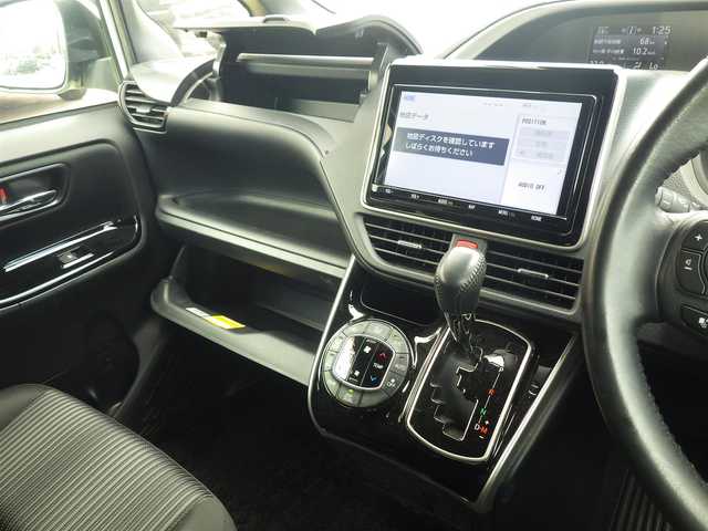 トヨタ ヴォクシー ZS 煌 千葉県 2018(平30)年 5.6万km ホワイトパールクリスタルシャイン ワンオーナー/Toyota Safety Sense/・プリクラッシュセーフティ/・レーンディパーチャーアラート/・オートハイビーム/クルーズコントロール/アイドリングストップ/両側パワースライドドア/純正SDナビ/地デジTV/【DVD/CD再生機能　Bluetooth接続】/バックカメラ/フリップダウンモニター/革巻きステアリング/ステアリングスイッチ/ETC/LEDヘッドライト/ウインカーミラー/純正16インチアルミホイル/スマートキー