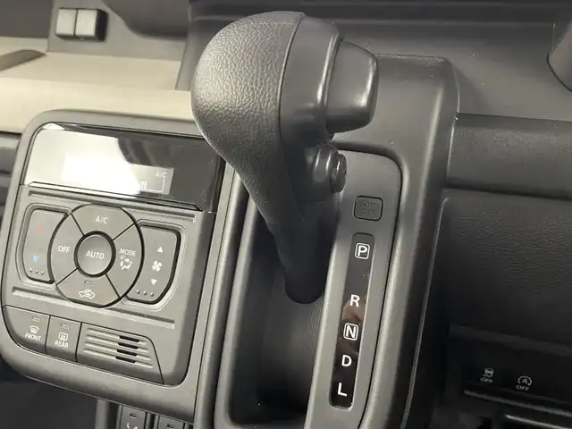 スズキ スペーシア HYBRID X 富山県 2024(令6)年 0.4万km ピュアホワイトP 社外ナビ（AM/FM/CD/BT/フルセグ）/両側パワースライドドア/シートヒーター/衝突被害軽減システム/レーンキープアシスト/コーナーセンサー/横滑り防止装置/アイドリングストップ/社外フロアマット/オートLEDライト/リアサーキュレーター/スマートキー/スペアキー