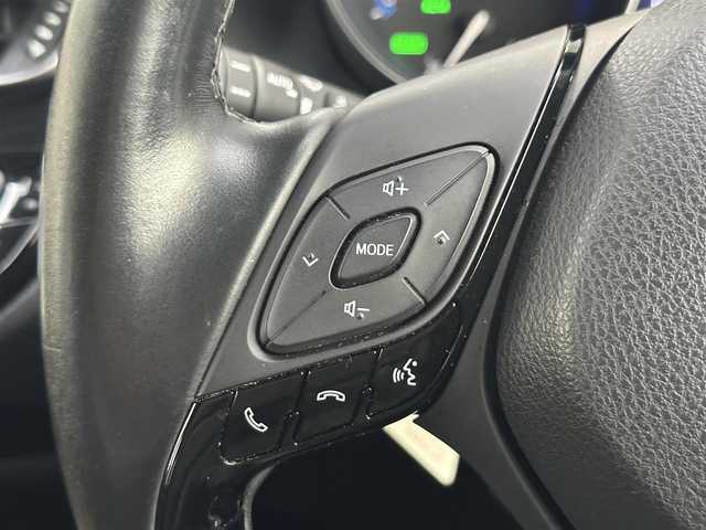 トヨタ Ｃ－ＨＲ G 愛知県 2017(平29)年 7.3万km ホワイトパールクリスタルシャイン SDナビフルセグテレビ/バックカメラ/アイドリングストップ/ウィンカーミラー/レーダークルーズコントロール/ドアバイザー/プッシュスタート/ビルトインETC/RCTA/BSM/ステアリングスイッチ/車両接近警報オフ切り替えスイッチ/ドアロック電動格納ミラー/シートヒーター/オートマチックハイビーム/スマートキー2本/保証書/取扱説明書